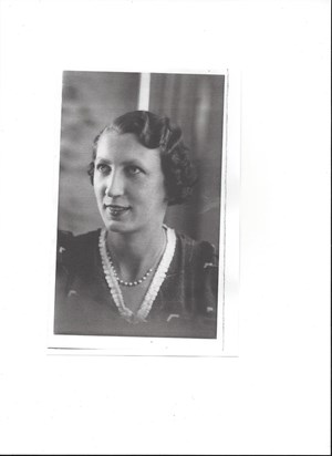 Mum 1.7.1939 (larger photo)