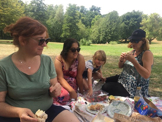 Park with friends, baguettes and cheese ! 