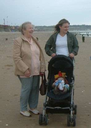 2006-Seaside Nana, always happy with her family