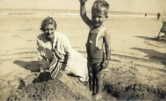 Tony and Mum (Doroth!).  Maybe Whitstable?