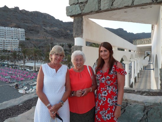 The 3 generations - Maureen, her mum Rita and her daughter Jessica 