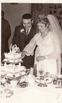 Kevin & Maureen cutting the cake