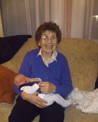 Tess and one of her great-granddaughters, Amélie, at Tess's home