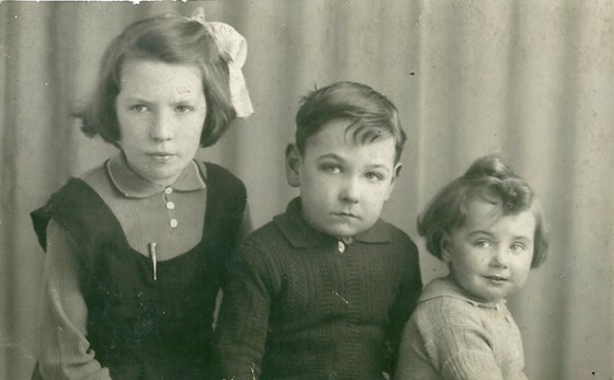 Davy aged 6 with his siblings.