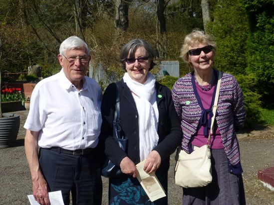Liz & Alan with Sylvia at Ramsden Garden on 23.04.2013 (2)