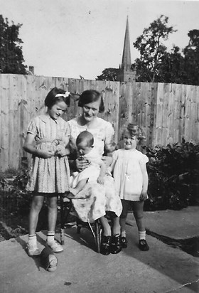 Childswickham MumSheilaMelvaDavid 1940