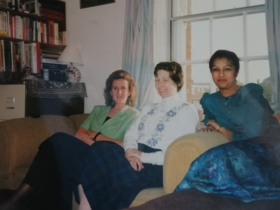 Mum and friends. Please help us date and identity this picture.