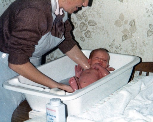 Gill bathing Lizzie 