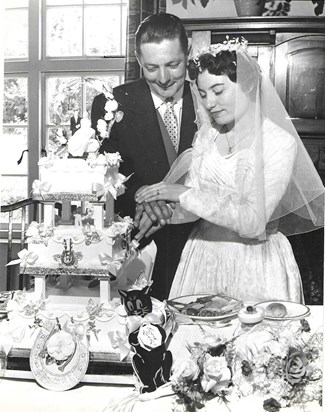 Vi & Eric cutting cake