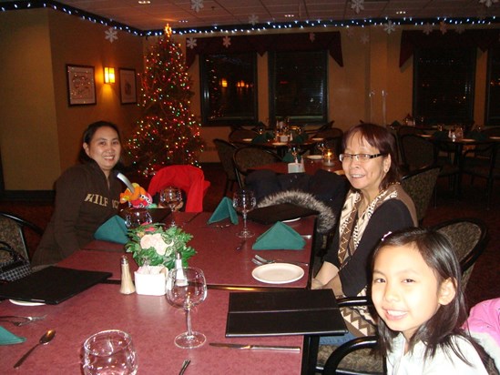 Celebrating ate Ging's birthday 12/27/2009 with Fellen, Mikka and Ayen