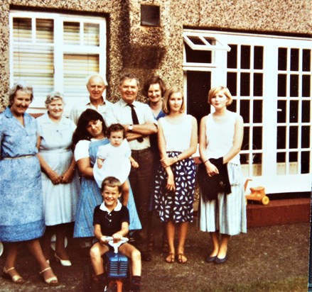 4 "Raes" with family in New Malden, about 1984