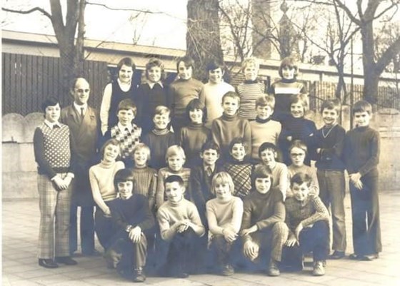 1974 samen met Patrick in 6 e leerjaar St. Pietersschool Duinenstraat De Panne.  Patrick als 2 e van rechts.