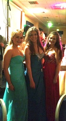 Me Caitlin and Lydia at our year 11 prom ??
