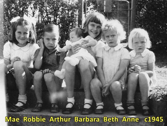 1945approx Mae Robbie Arthur Barbara Beth Anne
