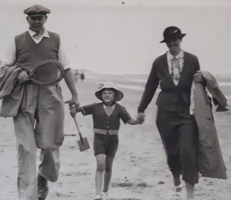 Mum as a little girl on the beach with her parents ❤️