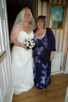 mum+ hayley on hayleys wedding day