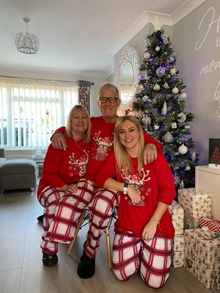 Our last family photo together ❤️. So grateful that covid gave me the gift of time and allowed me to have one last Christmas with Dad xx