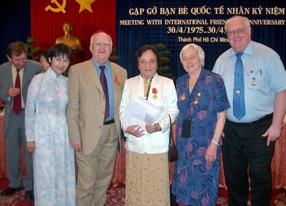 2005 1/5 Recieving orders in Reunification Palace in Ho Chi Minh City from Madame Thi Binh, Len Aldis and Madame Nguyen Thi My Tien fra Ho Chi Minh City Friendship Union (HUFA).