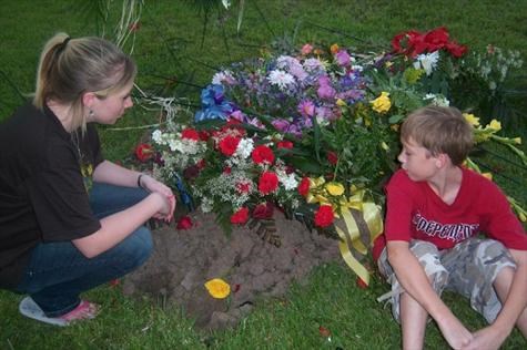 Hannah and Hayden at gravesite