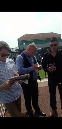 3 clueless chaps at the races !! 