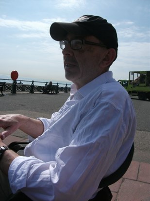 Oakes Brighton on the seafront coffee and bun May 2014