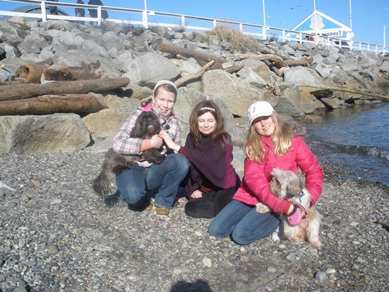 Spring 2011 Cailin, Elise and Gemma at the beach with the pups!