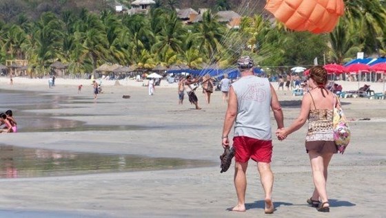 Hand in hand -- Zihuatanejo, 2009
