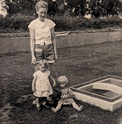 Paula with her young daughter Carolyn, around 1966