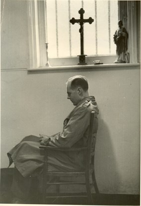 Leonard Cheshire praying in Le Court chapel