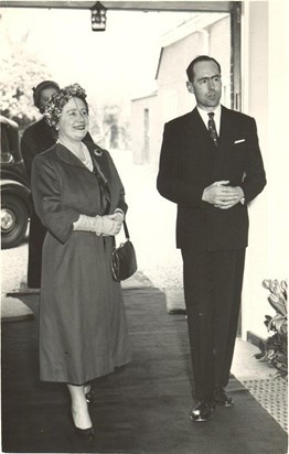 Leonard Cheshire and the Queen Mother at Le Court