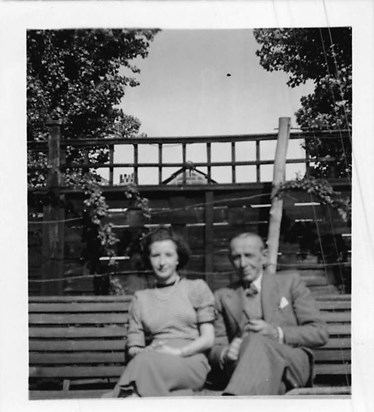 Gardens at Richmond Yvonne & Dad July1950 (1)