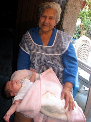 En su casa con su nieta Maria Violeta