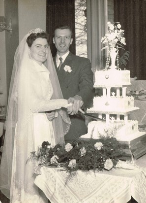 Roy & Joan cutting Wedding Cake