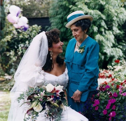 Aug 1992 Joanne & Colin's wedding in garden at 92 Haven Lane