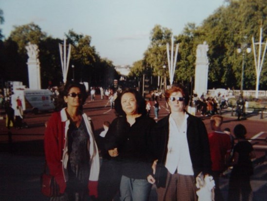 Sinda,Jan,Becky at Kensington Palace in 1997