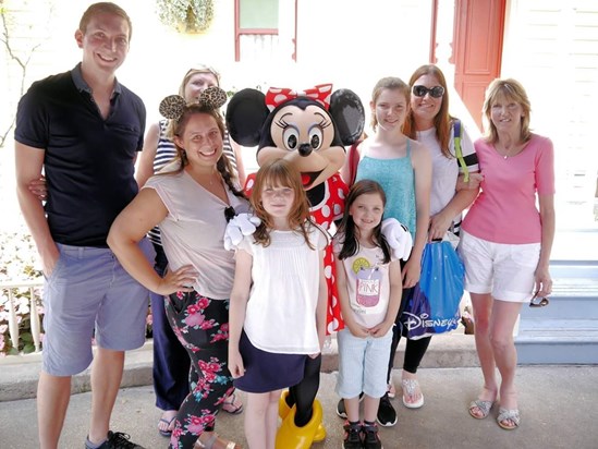 Family fun meeting Minnie Mouse in Disney ??