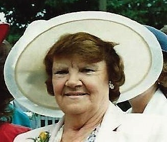 Mum in a big hat, so stylish 