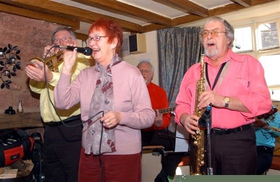 Ken loved having fun with the lady singers.   (Harmonising with Pauline Draine at the Clifford).