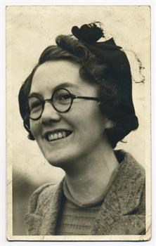 Lovely,smiling close-up - can anyone help me with a date on this?