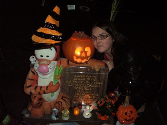 halloween with his mummy 2011