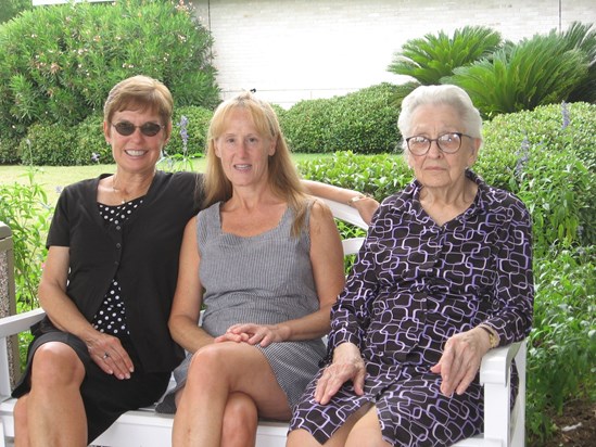 Julia, Dottie and Lisa 5-22-2009 (three generations)