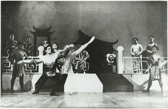 Vernon Martinus & Goh Soo Khim in Meng Toi at Victoria Theatre 1959