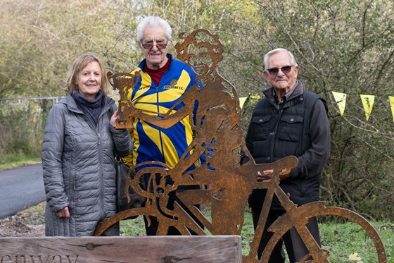 Eileen Sheridan Portrait Bench with Louise Sheridan & Coventry Cycling Club Chair, Bob Allen & Secretary, Barry Harden 2022