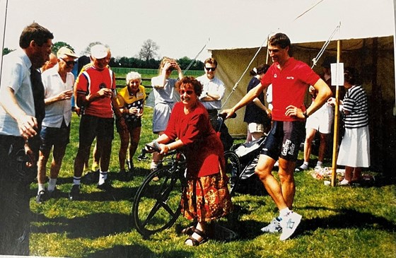 Eileen trying Richard Prebble's machine for size; following him winning the Men's National TT Championship, organised by Coventry CC in May 1995.