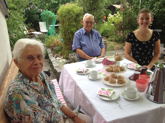 Back home: "Cream Tea" with Cornish clotted cream with Mum, Dad and Carlotta, 2019