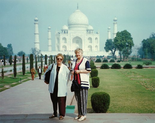 Christa with Hanni at the Taj Mahal