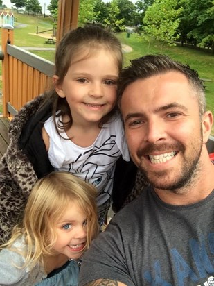 David with his girls :) 