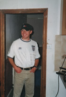 30/06/2000 – Moving into Graham Rd. So many good times as housemates for years. Rest easy Si. Greyo.