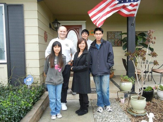 Chi. Nhung family visited Suong family Thanksgiving 2010, picture took in front of Suong 's house