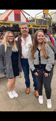 Sisters Laura &Maddie with their dad . 💕💕